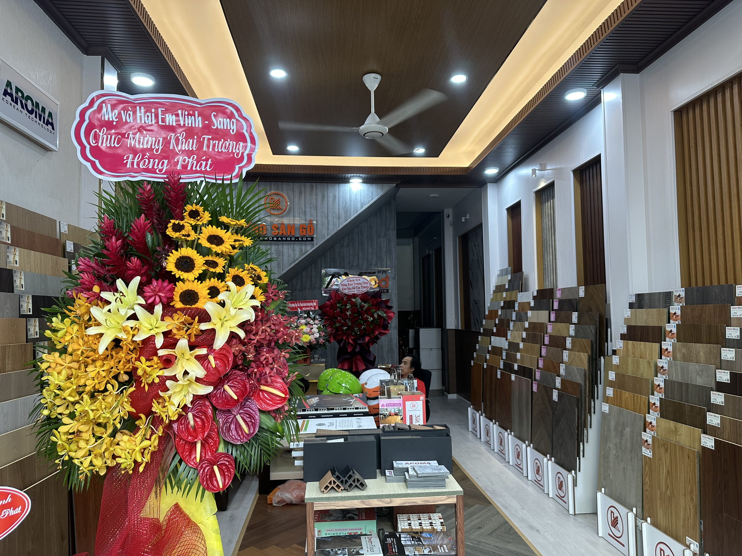 showroom kho sàn gỗ tân thành